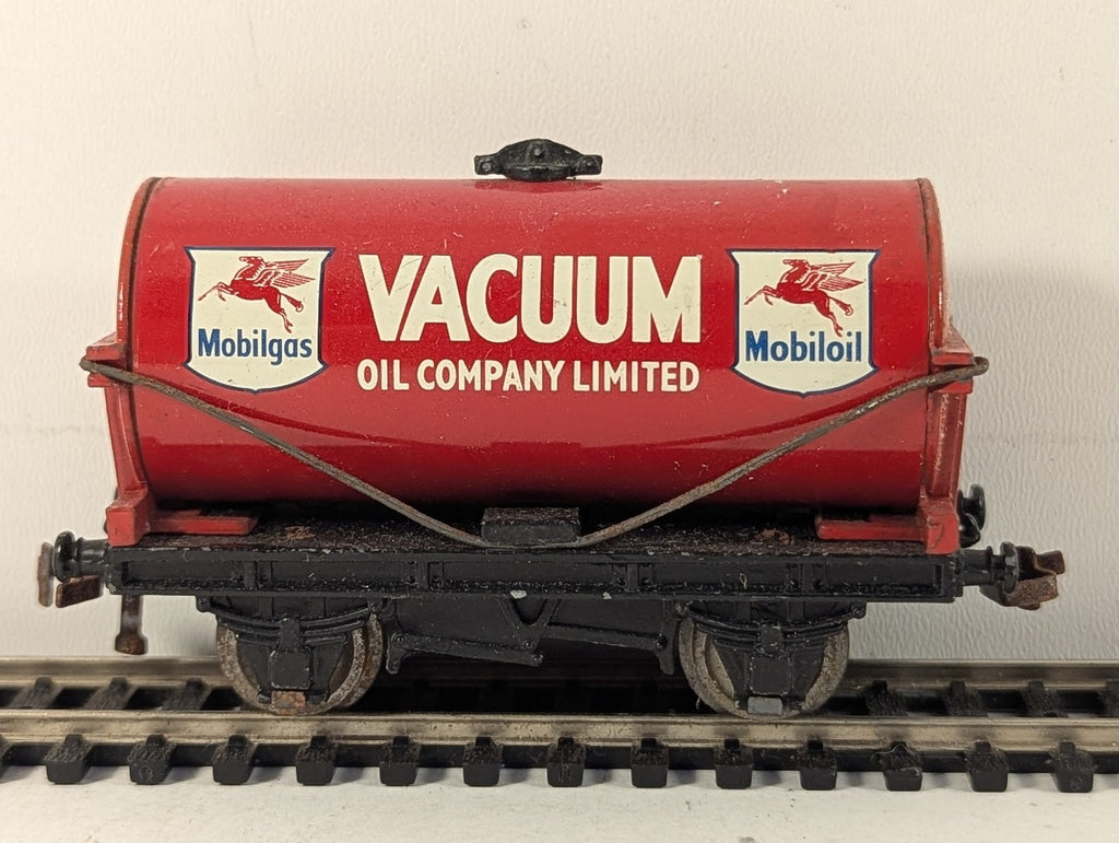 Hornby Dublo OO Gauge Vacuum Oil Company Tank Wagon Goods Wagon Vacuum Oil Red