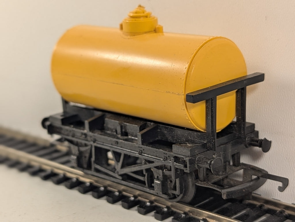 Tri-ang OO Gauge Plain Yellow Tank Wagon