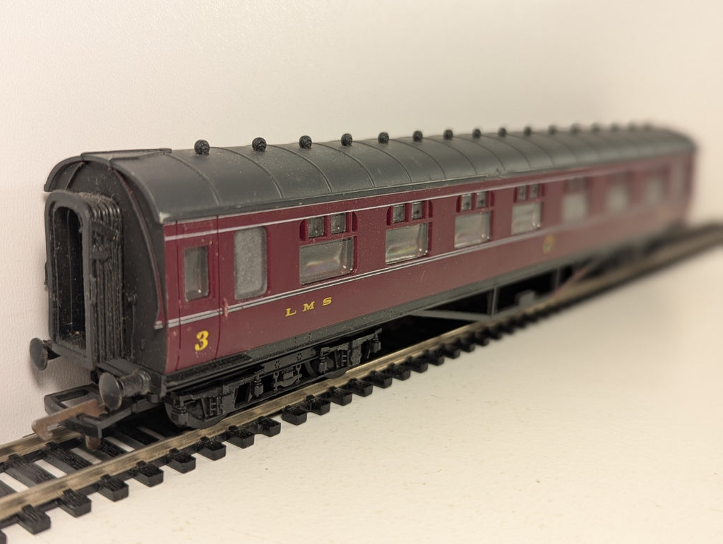 Mainline OO Gauge LMS Maroon Corridor Composite Coach