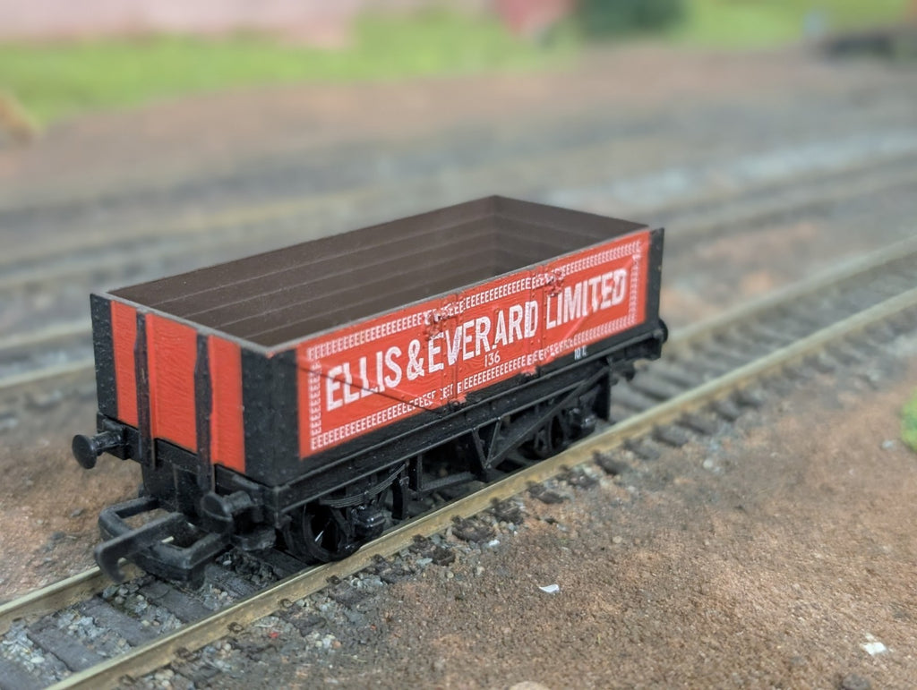 Mainline Ellis & Everard Limited 5 Plank Wagon 136 10T OO Gauge