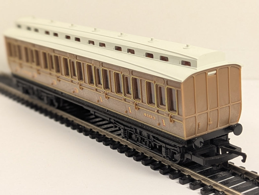 Hornby OO Gauge LNER Clerestory Coach Teak Finish
