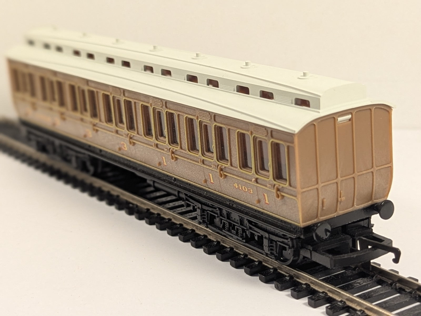 Hornby OO Gauge LNER Clerestory Coach Teak Finish