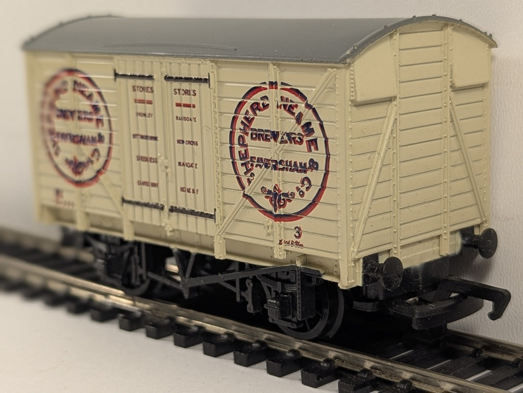 Mainline OO Gauge 12 Ton Ventilated Van Shepherd Neame Goods Wagon 3 37-137