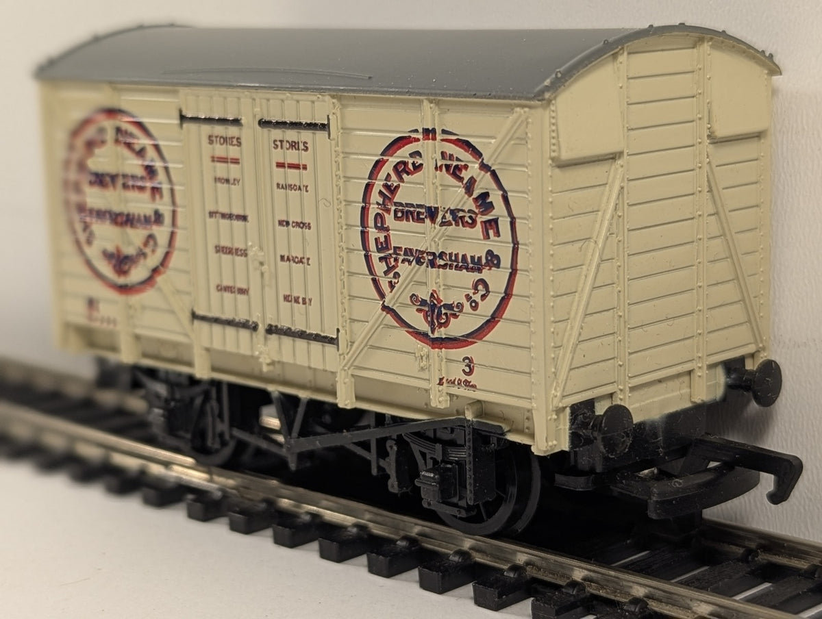 Mainline OO Gauge 12 Ton Ventilated Van Shepherd Neame Goods Wagon 3 37-137
