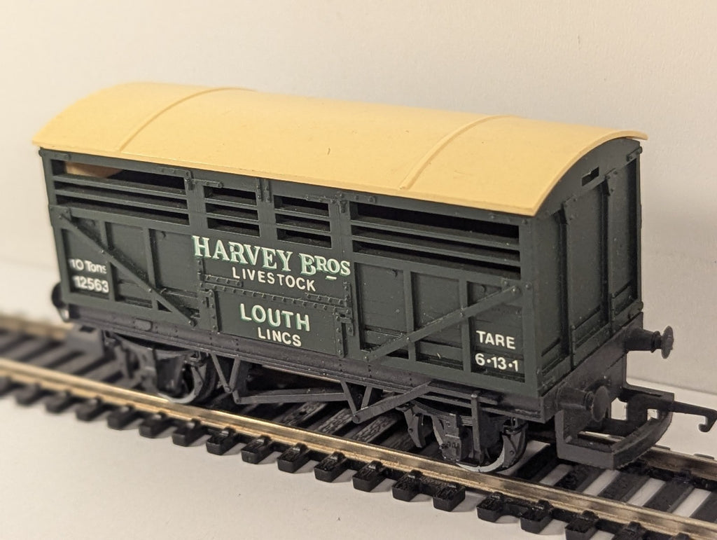 Hornby R013 OO Gauge Harvey Bros Louth Lincs Cattle Wagon 12563