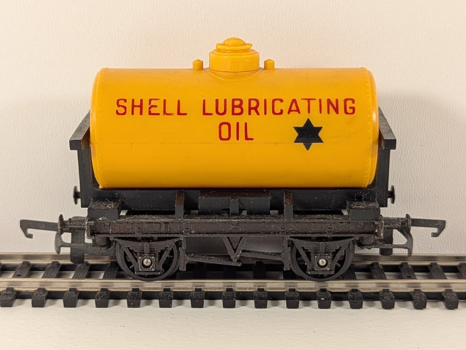 Tri-ang R211 Shell Lubricating Oil Tank – OO Gauge