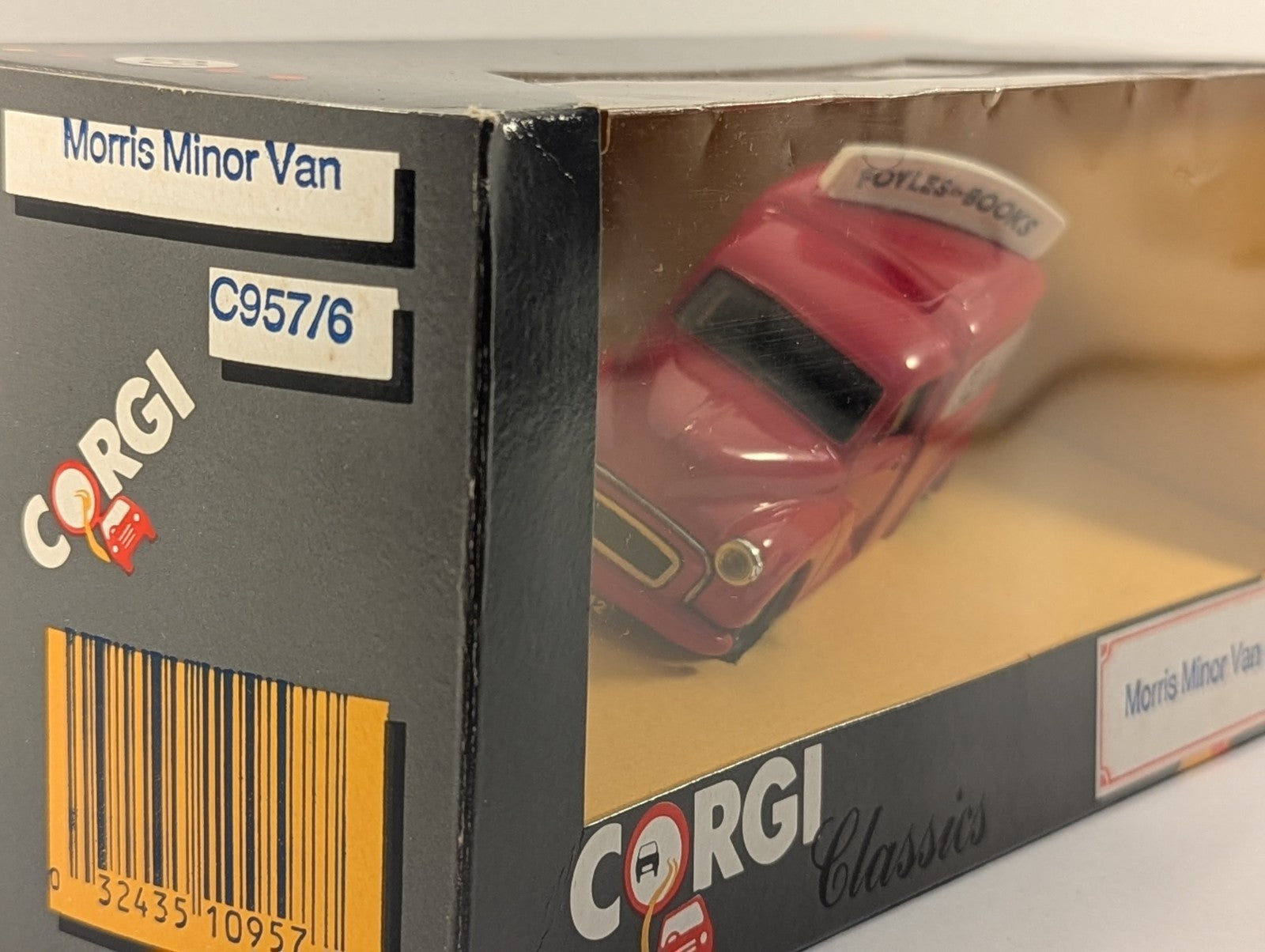 Corgi Classics C957/6 Morris Minor Van Foyles for Books