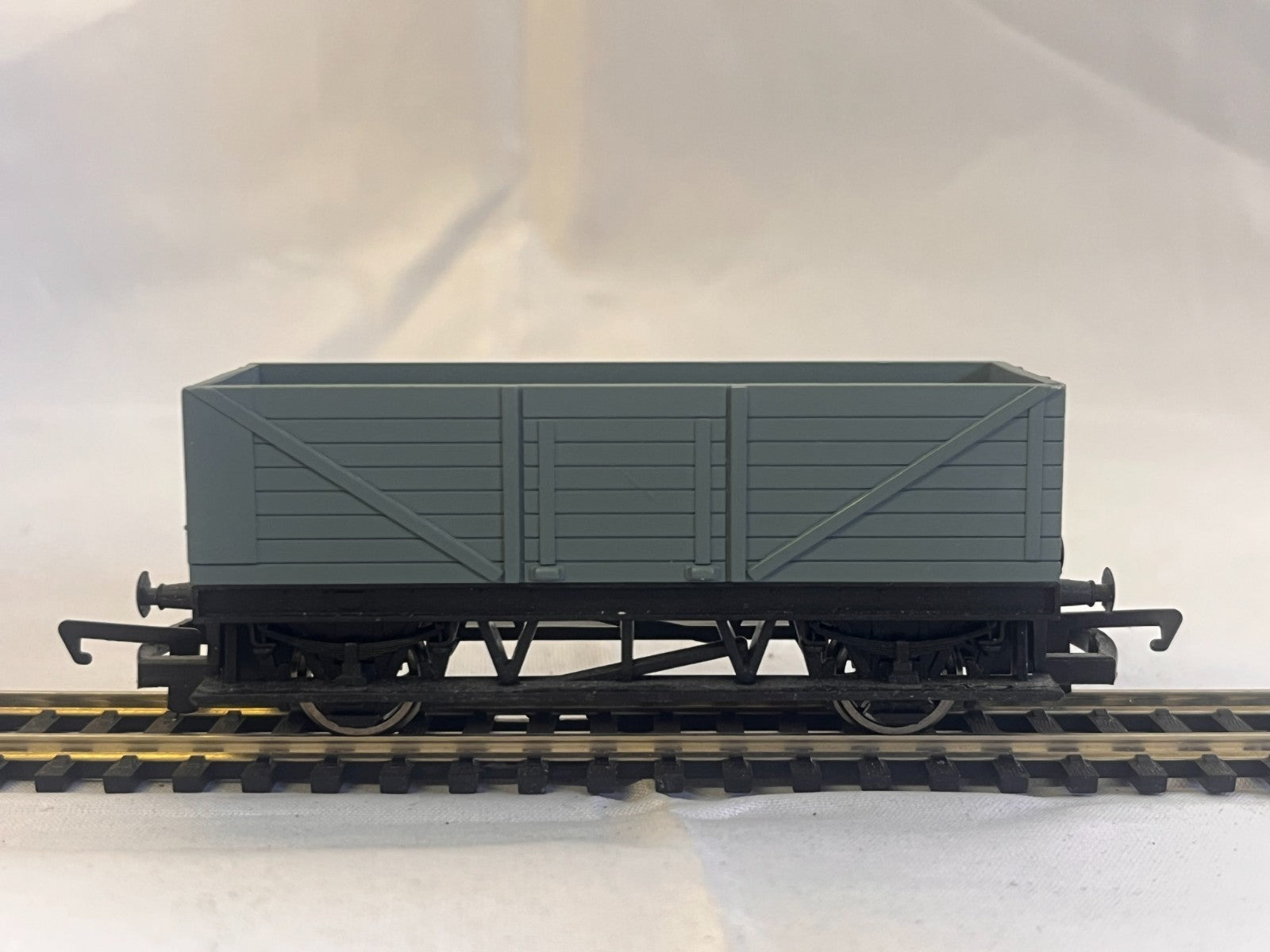 Hornby OO Gauge Freelance Long Wheelbase Wagon Grey
