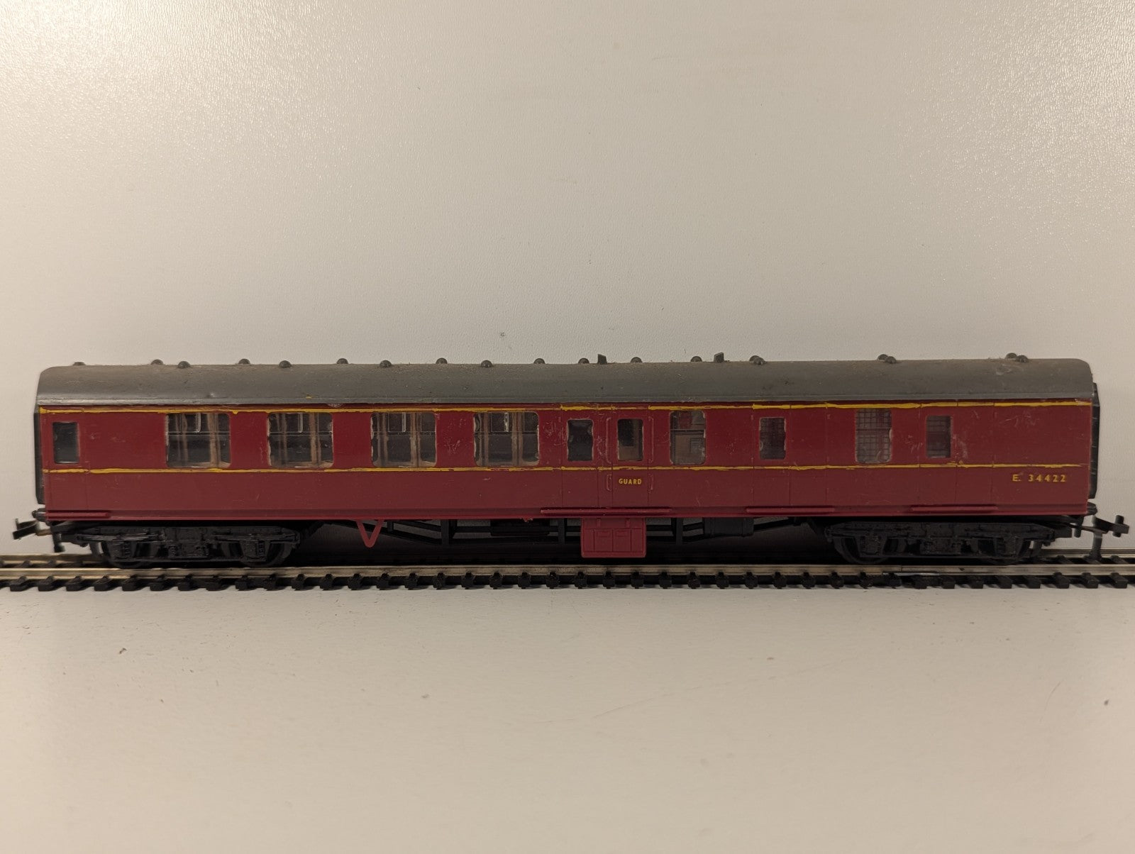 Kitmaster BR Mk1 Corridor Composite Coach OO Gauge - Missing Buffer Heads