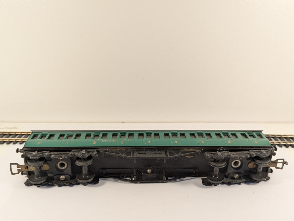 Graham Farish OO Gauge Southern Railway Green Third Class Coach Boxed