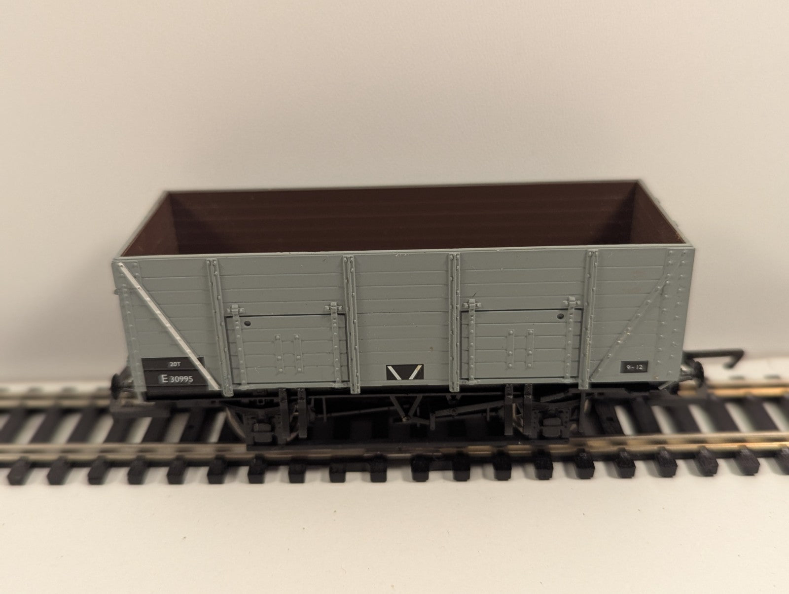 Hornby R6108G 9-Plank 20T Open Mineral Wagon – No. E30911 (BR Grey)