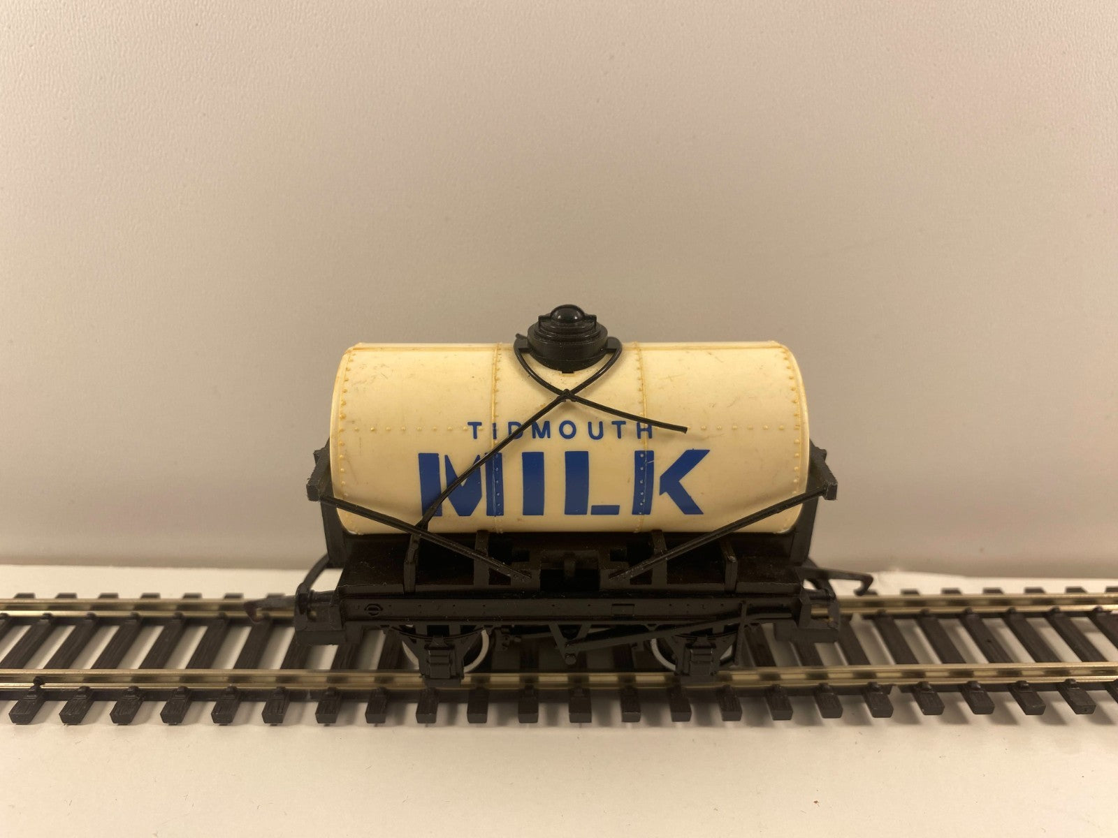 Hornby R105 “Tidmouth Milk” Tank Wagon Thomas & Friends Range Some Damage
