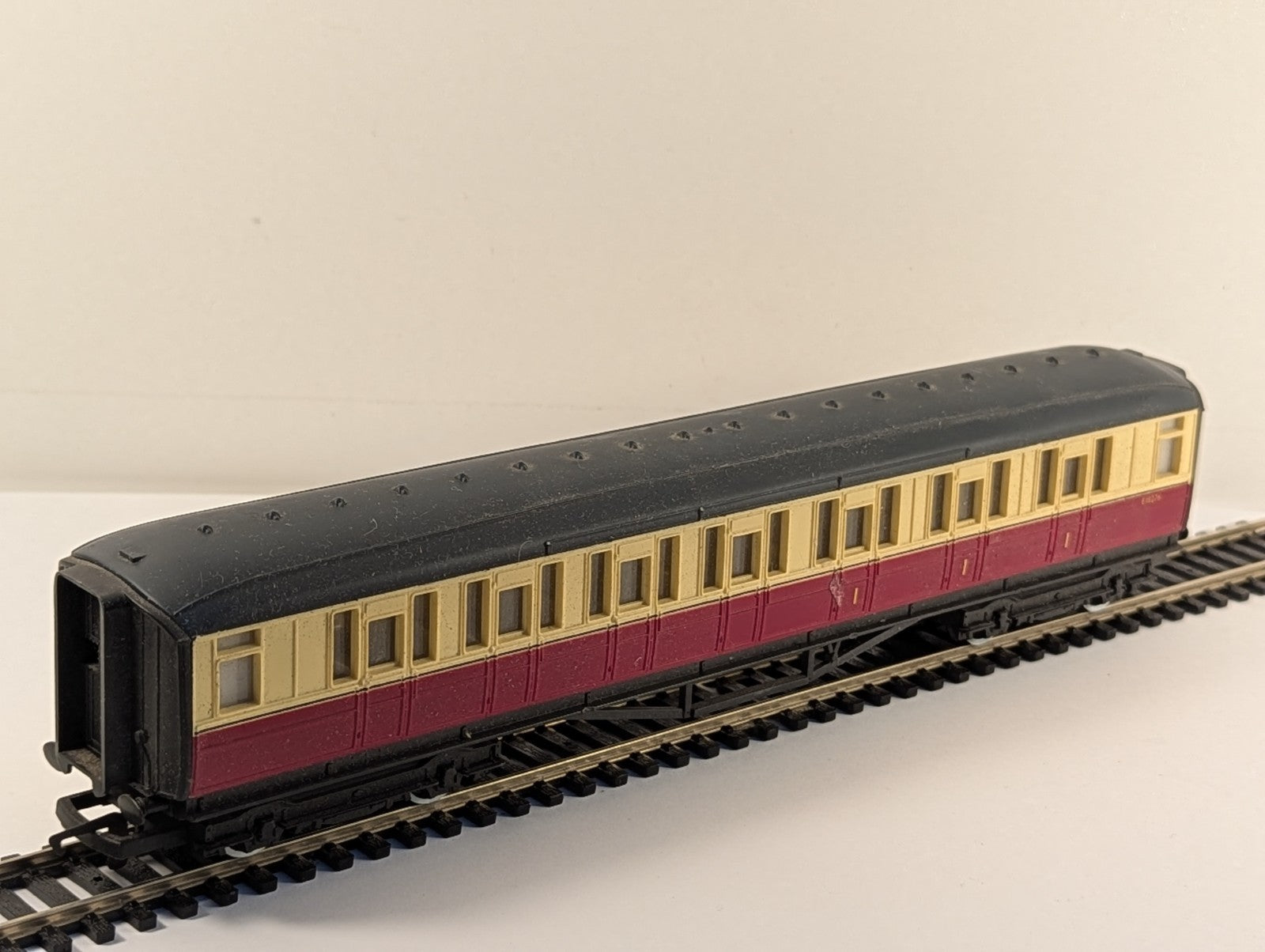 Hornby OO Gauge R937 BR Gresley Composite Coach Crimson and Cream E18276