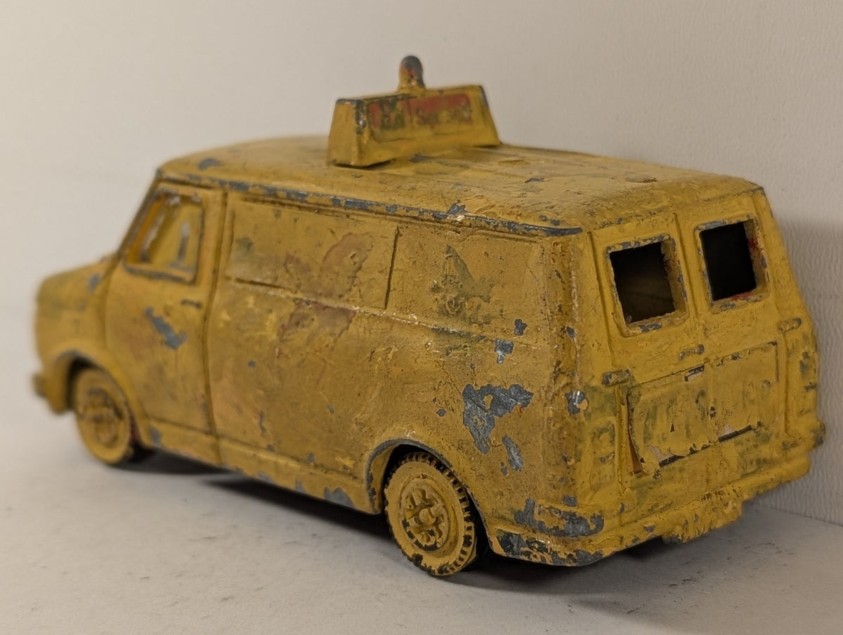 Dinky Toys 1:43 Bedford Van Die-cast Van VAM 27K Yellow