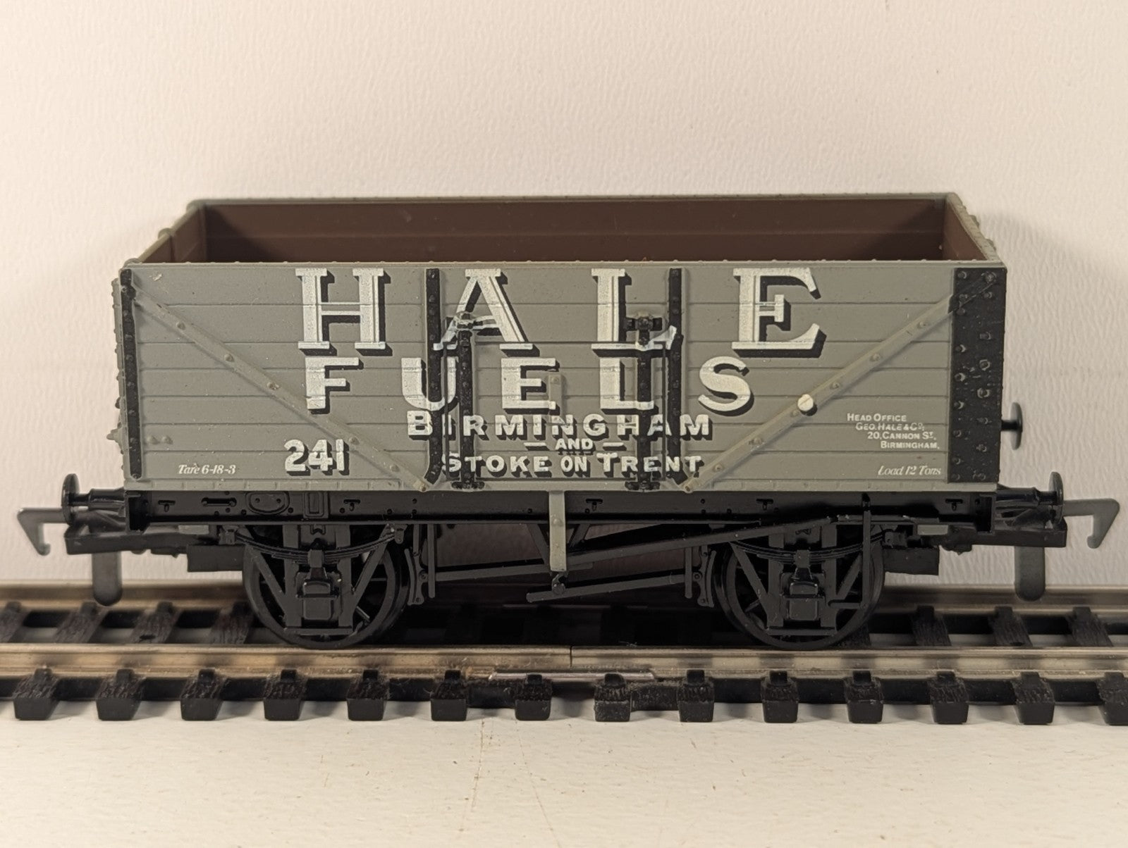 Airfix 54383 OO Gauge Hale Fuels 7 Plank Wagon