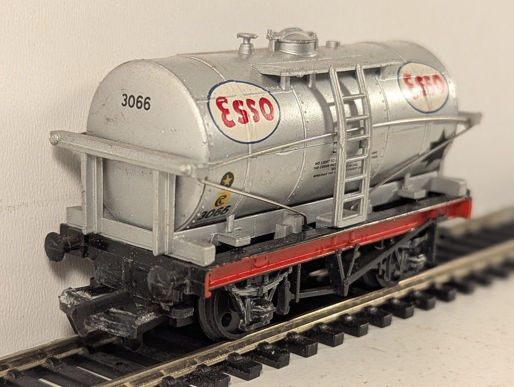 Mainline OO Gauge 14 Ton Tank Wagon 3066 Esso Silver 37-142