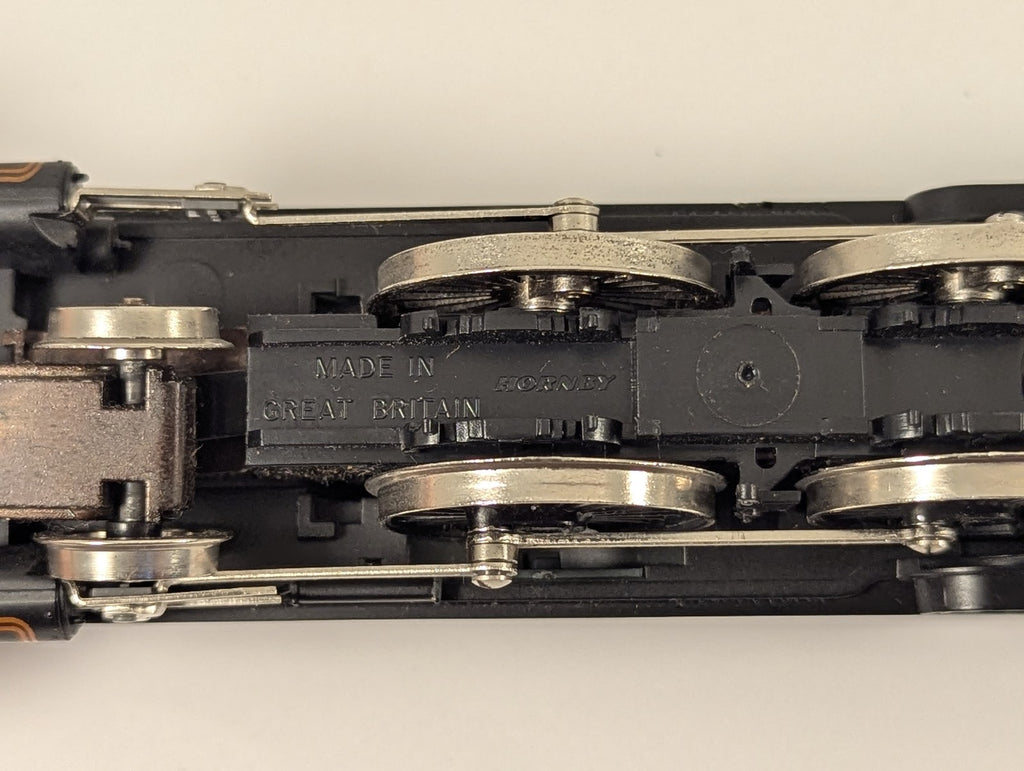 Hornby OO Gauge GWR County Class 4-4-0 'County of Denbigh' Steam Locomotive 3825