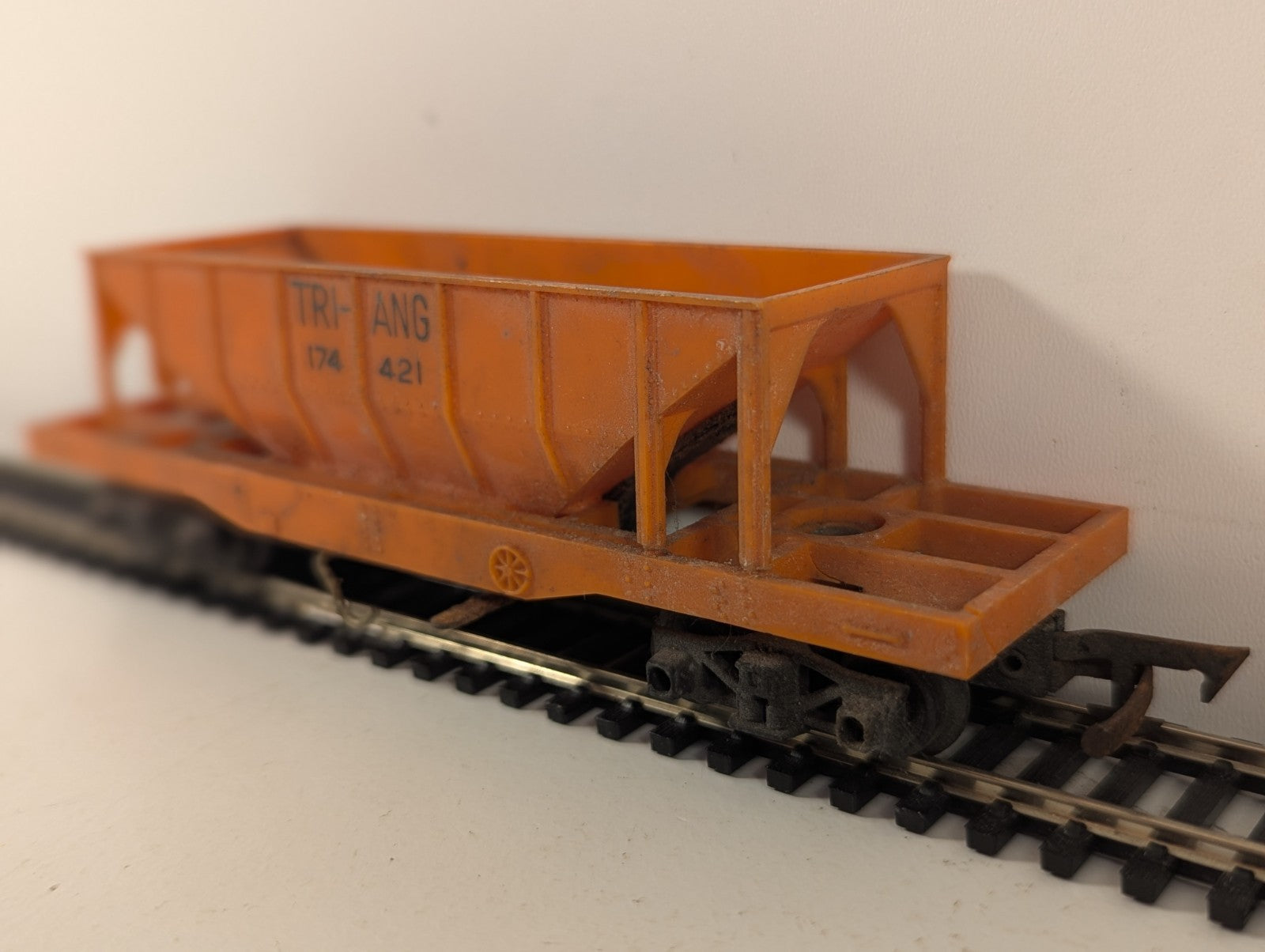 Tri-ang Railways R111 Operating Hopper Car Orange OO Gauge