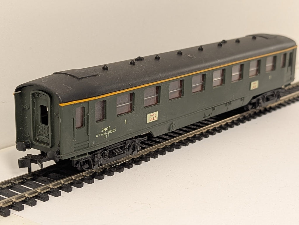 Hornby Acho HO Gauge 734 Paris–Lille Green 1st Class Coach