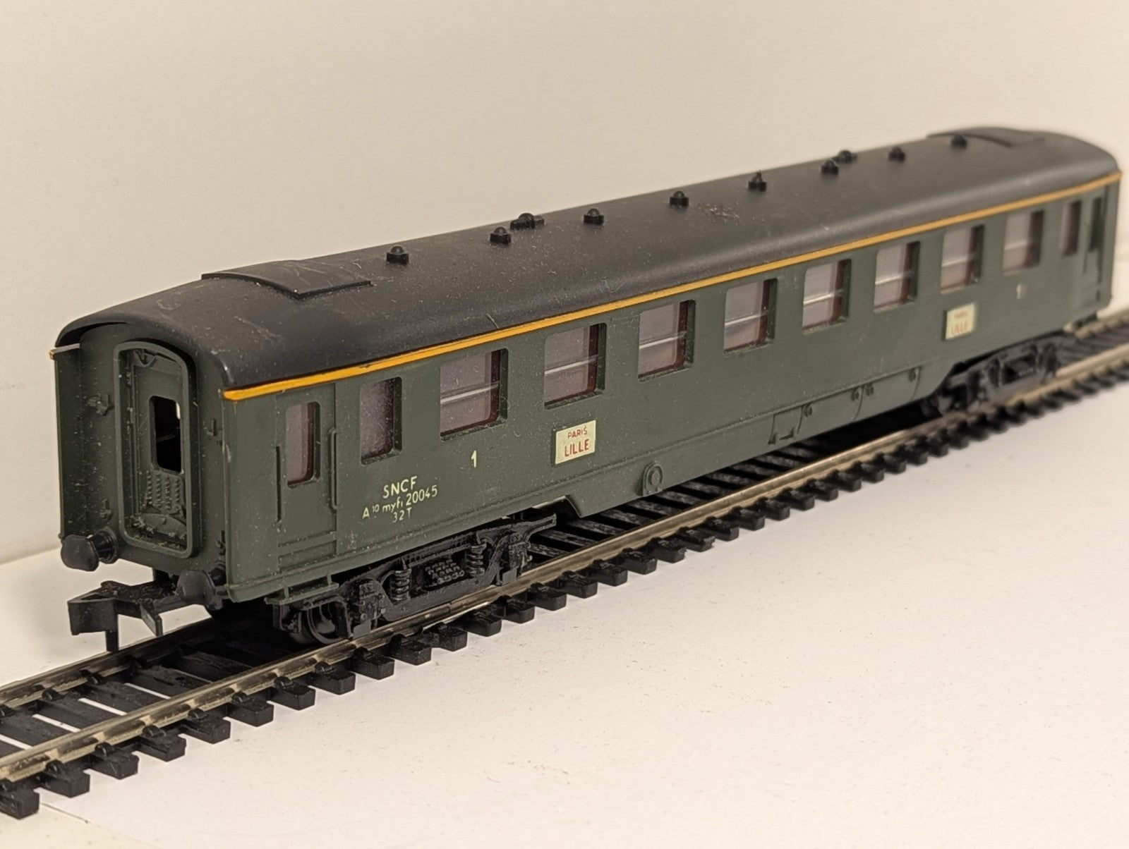 Hornby Acho HO Gauge 734 Paris–Lille Green 1st Class Coach