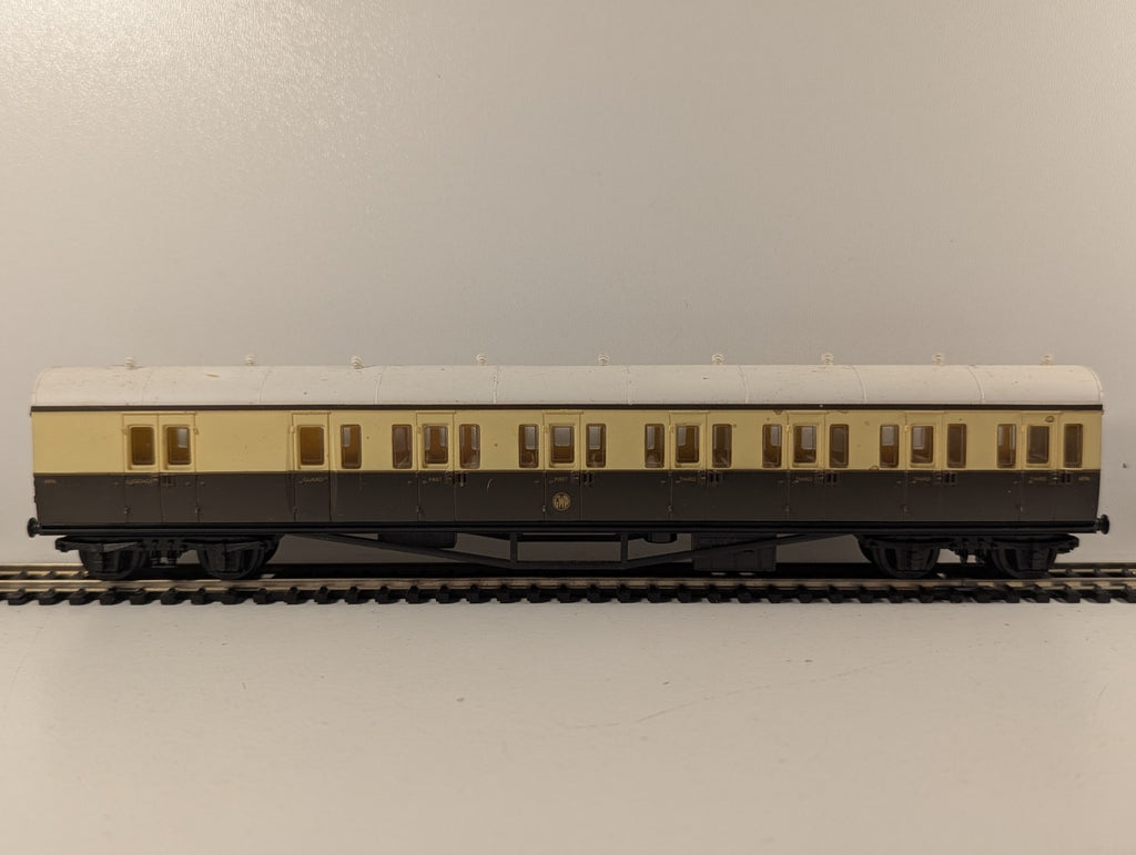 Mainline OO Gauge GWR Suburban Coach Chocolate & Cream