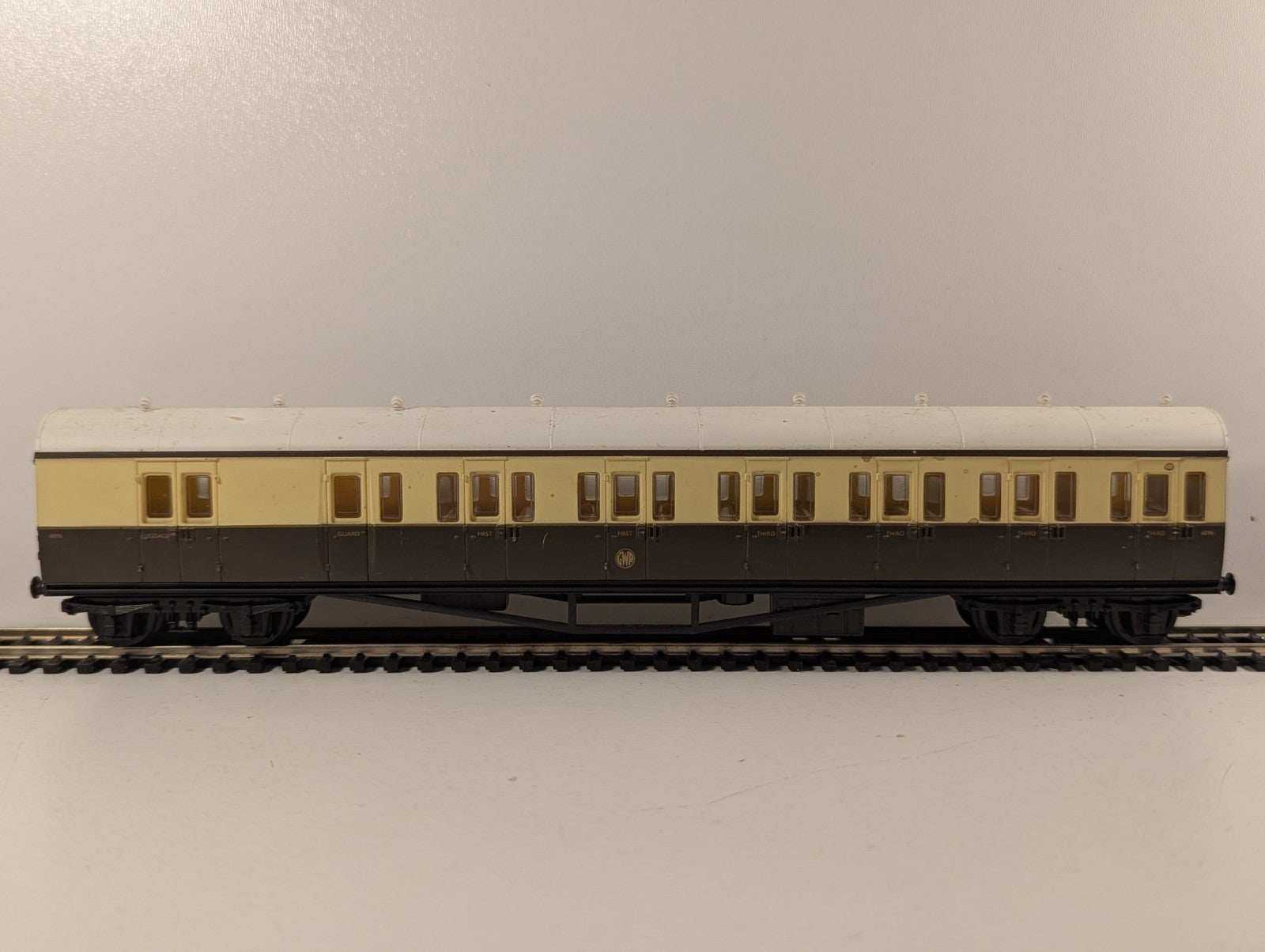 Mainline OO Gauge GWR Suburban Coach Chocolate & Cream