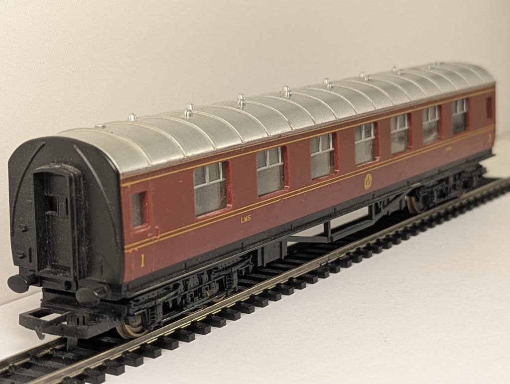 Hornby R433 LMS Stanier Composite Coach 3934 Crimson Lake OO Gauge