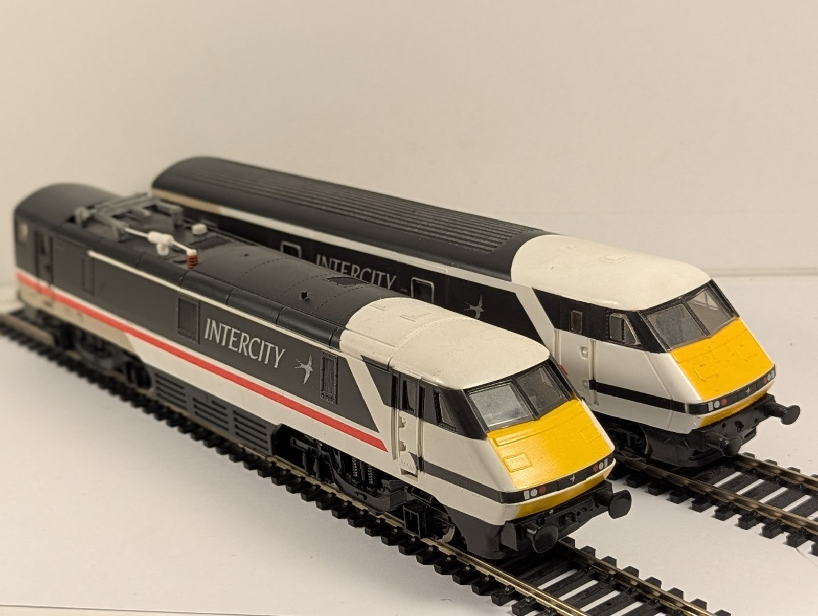 Hornby OO Gauge Class 91 InterCity Swallow - Missing Couplers