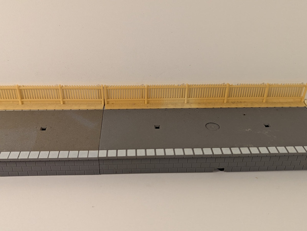 Hornby OO Gauge Station Platform Set Grey & Brick R508