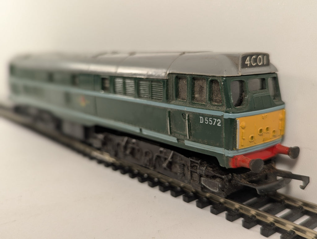 Tri-ang OO Gauge BR Class 31 Brush Type 2 Diesel Locomotive D5572 BR Green R.357