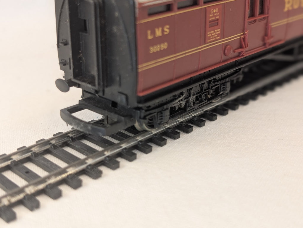 Hornby Operating Royal Mail Coach 30250 LMS – Some Damage