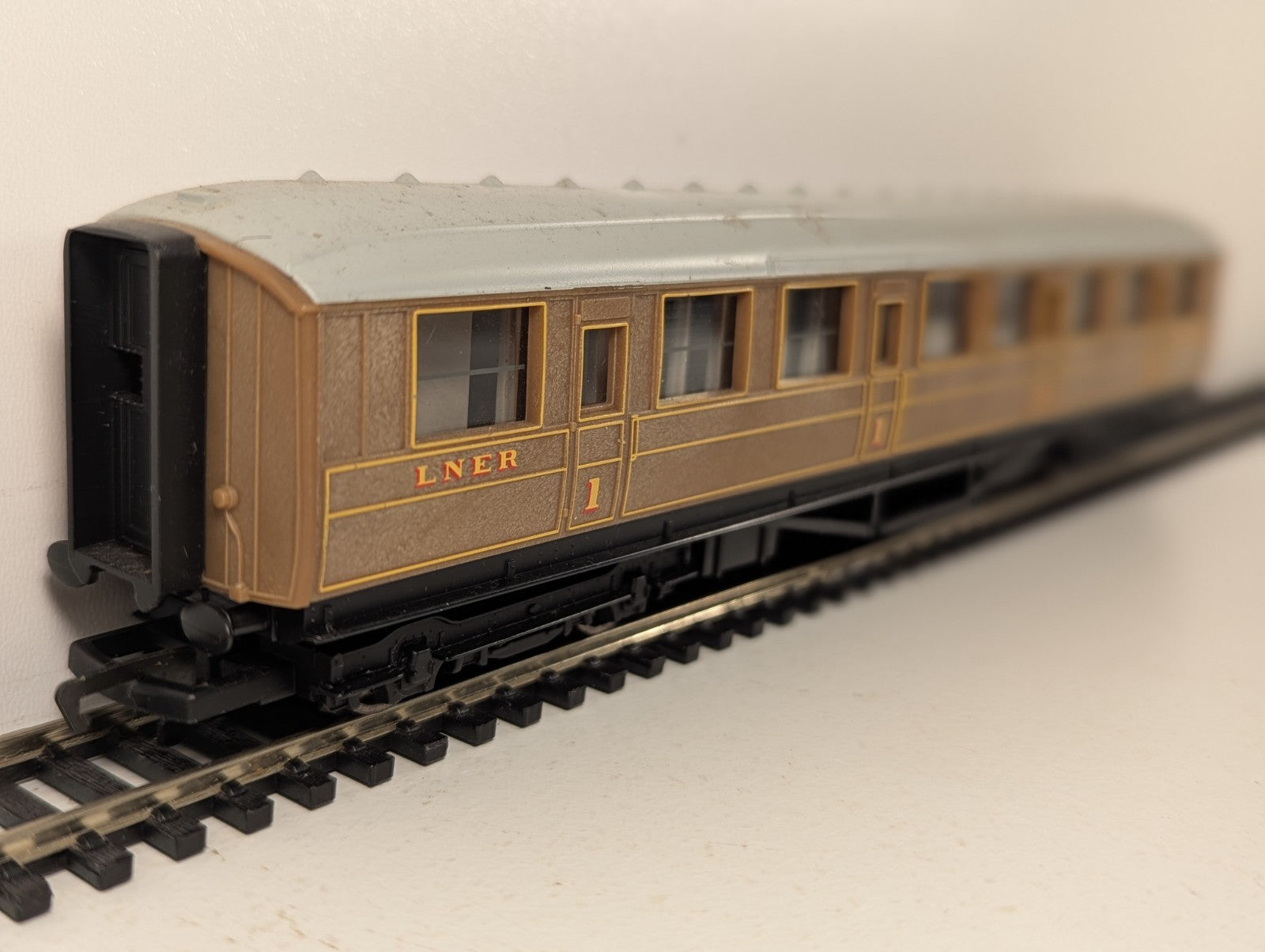 Hornby OO Gauge LNER Composite Coach Passenger Coach 22356 LNER Teak