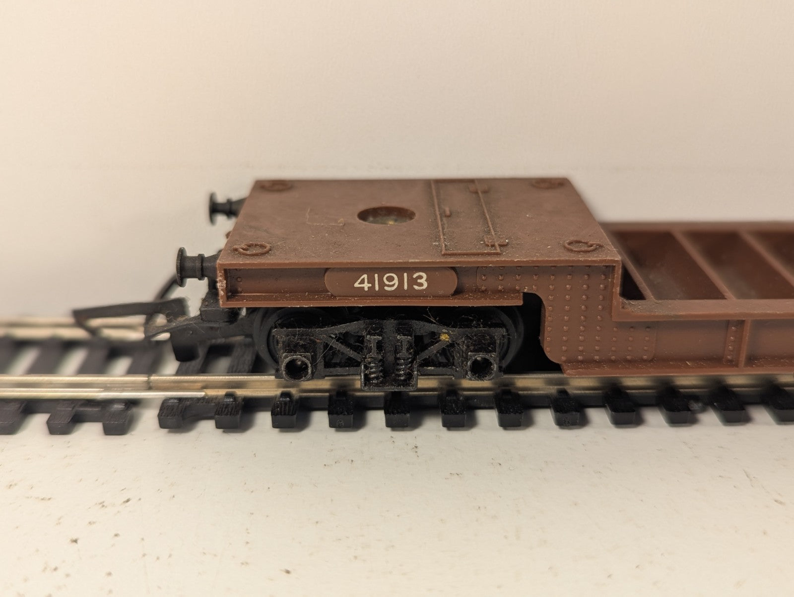 Tri-ang R118 OO Gauge Bogie Well Wagon BR Brown 41913