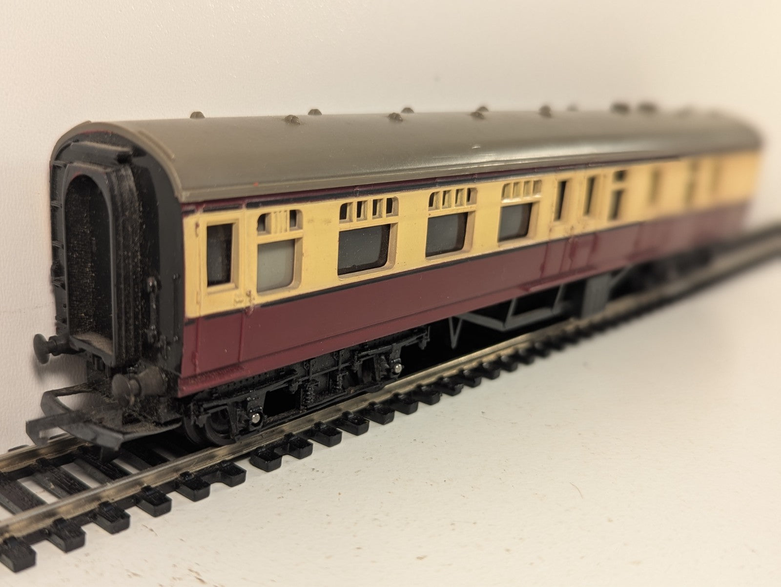 Tri-ang R28 OO Gauge BR Blood & Custard Brake Third Coach