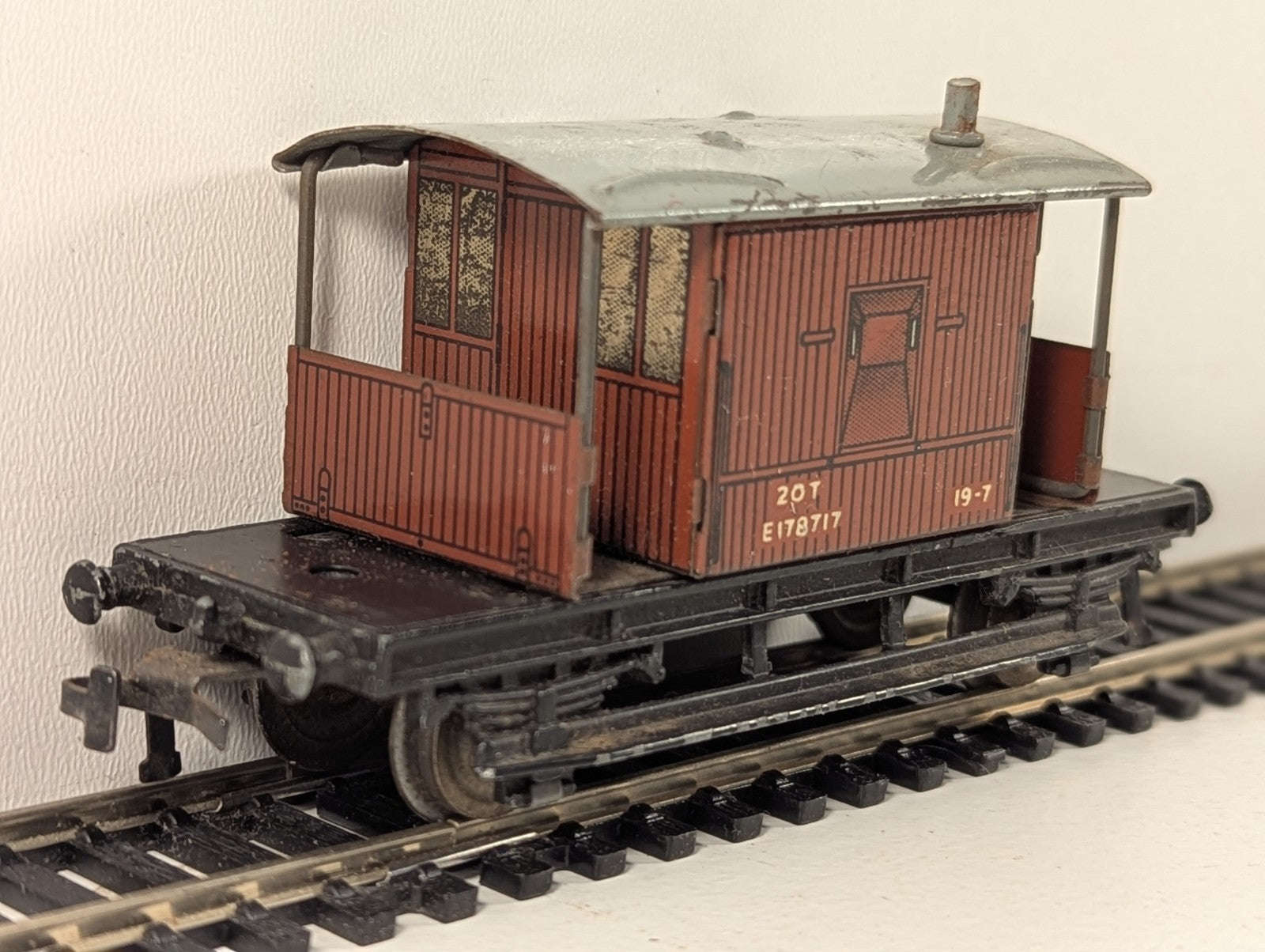 Hornby Dublo 20-Ton Goods Brake Van - Dented Roof