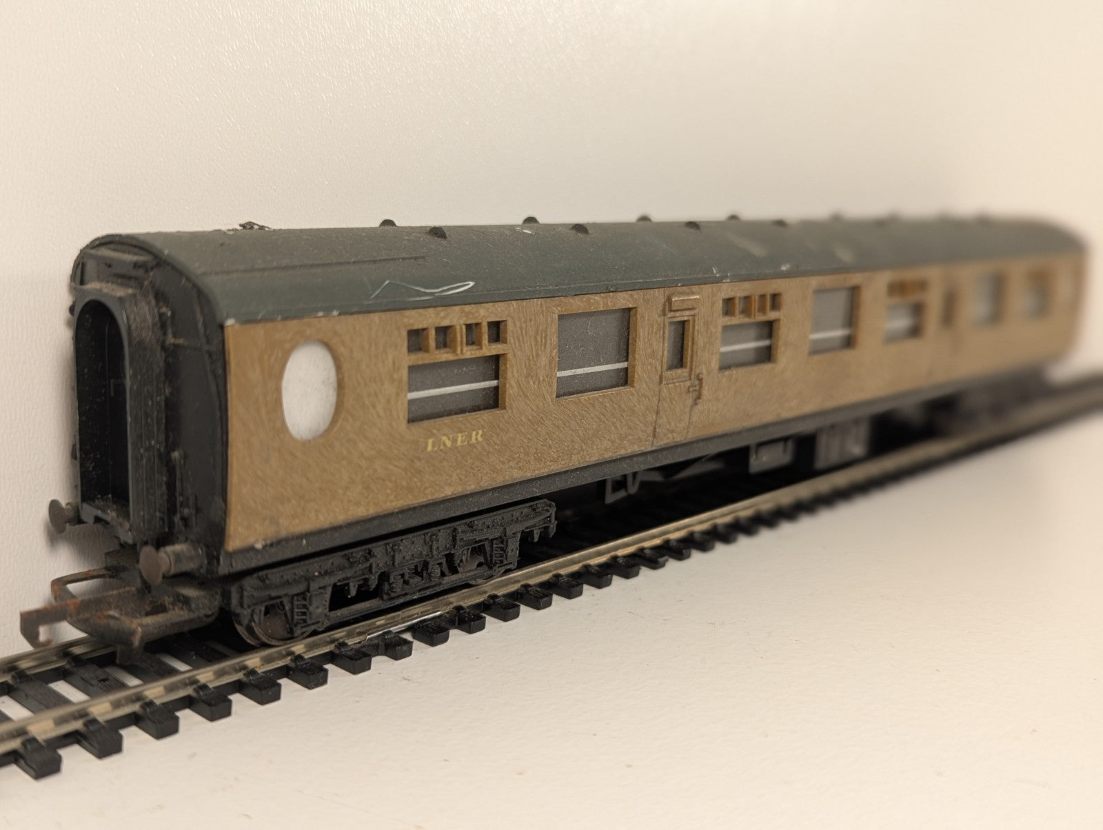 Tri-ang OO Gauge LNER Teak Composite Third Coach