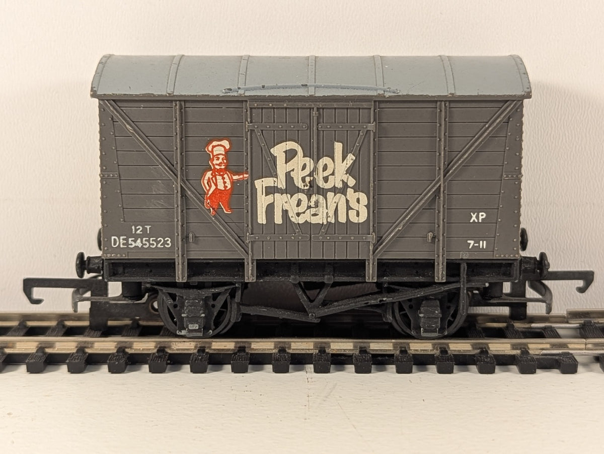Wrenn W4318P/A OO Gauge Peek Frean’s Ventilated Van