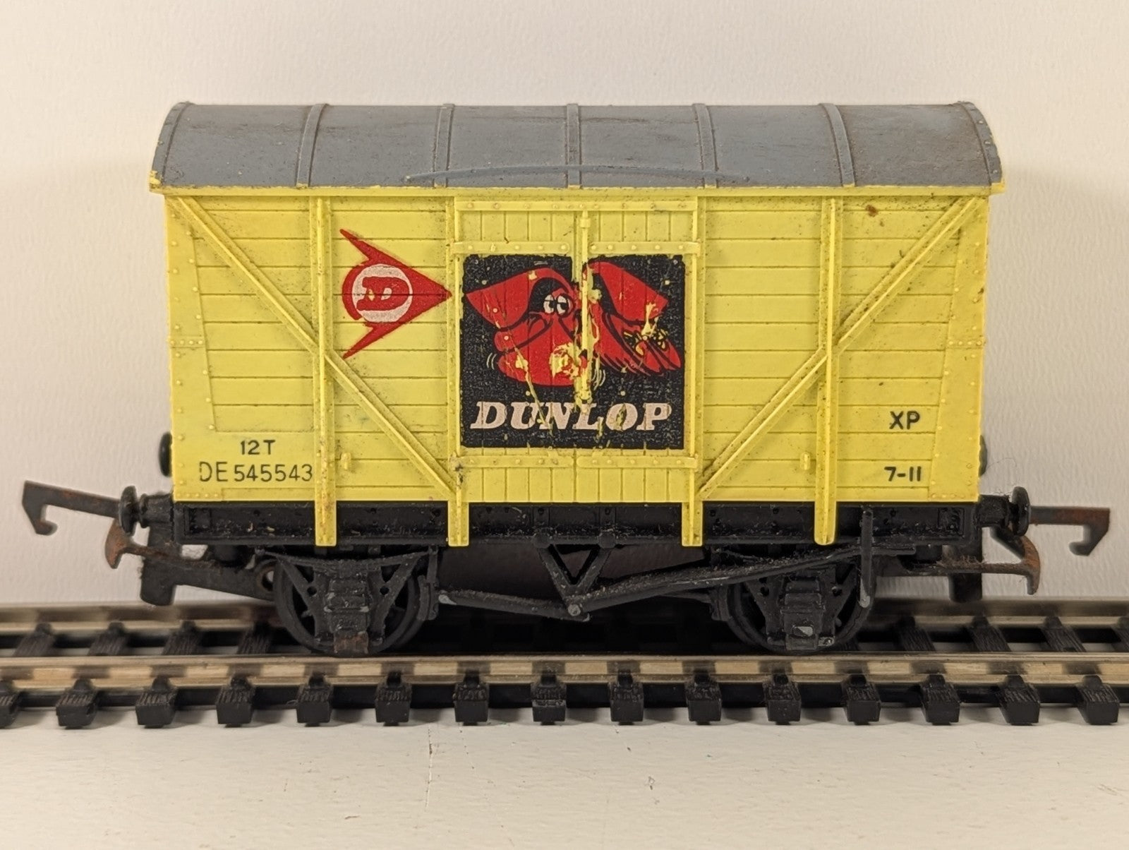 Wrenn Railways W5004 OO Gauge 12T Ventilated Van “Dunlop”