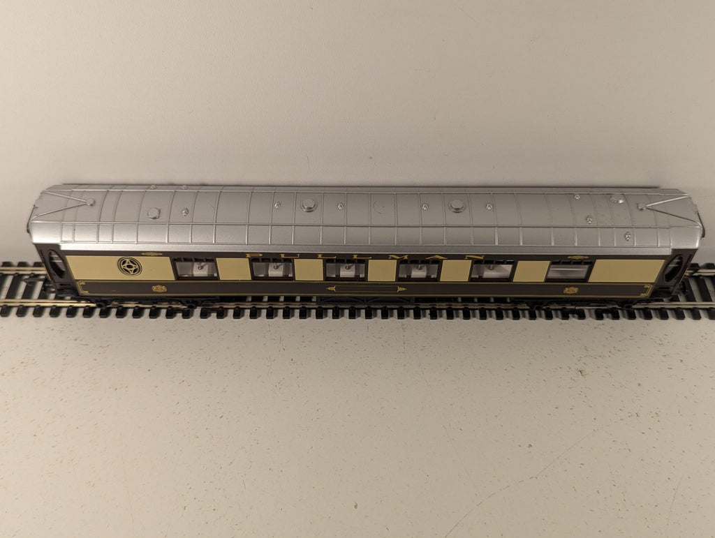 Hornby OO Gauge Pullman Parlour Car Passenger Coach Pullman Umber & Cream