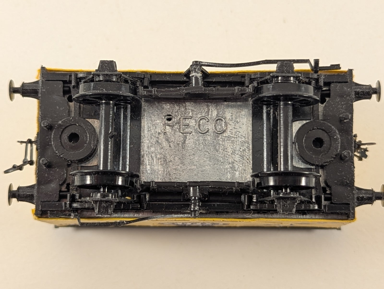 Peco OO Gauge Fyffes Bananas Van - Missing Couplings