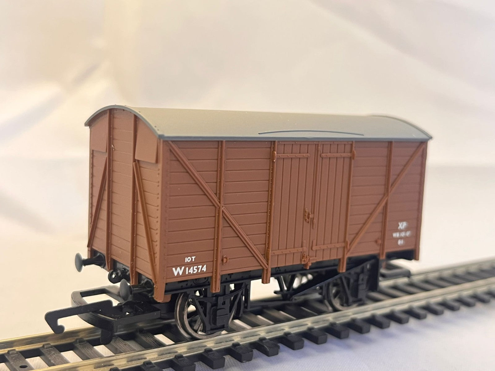 Hornby R6271 BR Brown 10 Ton Ventilated Van