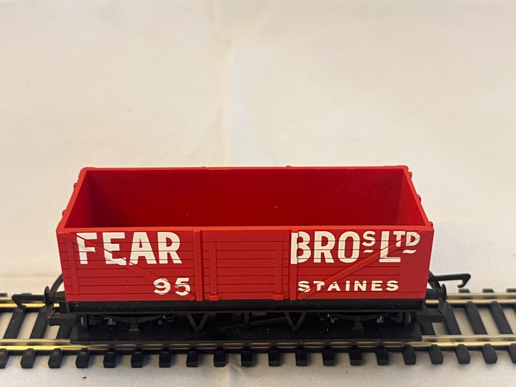 Hornby R1111 OO Gauge Fear Bros Staines LWB 7 Plank Wagon