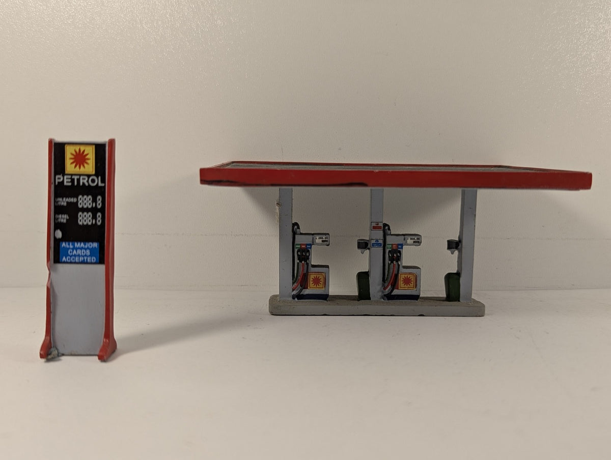 Hornby OO Gauge Skaledale Petrol Pumps Scenic Accessories Burmah R8535