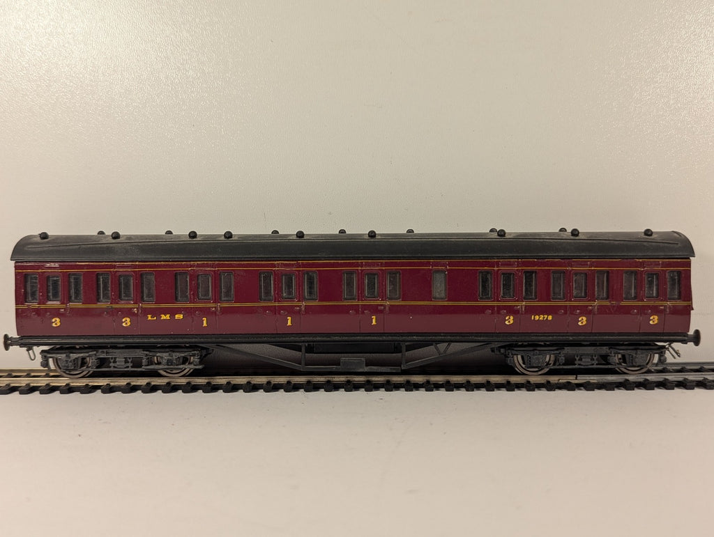 Airfix OO Gauge LMS Non-Corridor Composite Coach Passenger Coach 19278