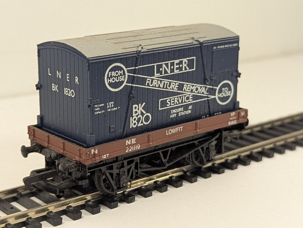 Mainline OO Gauge LNER Lowfit Wagon with LNER Furniture Removal Container