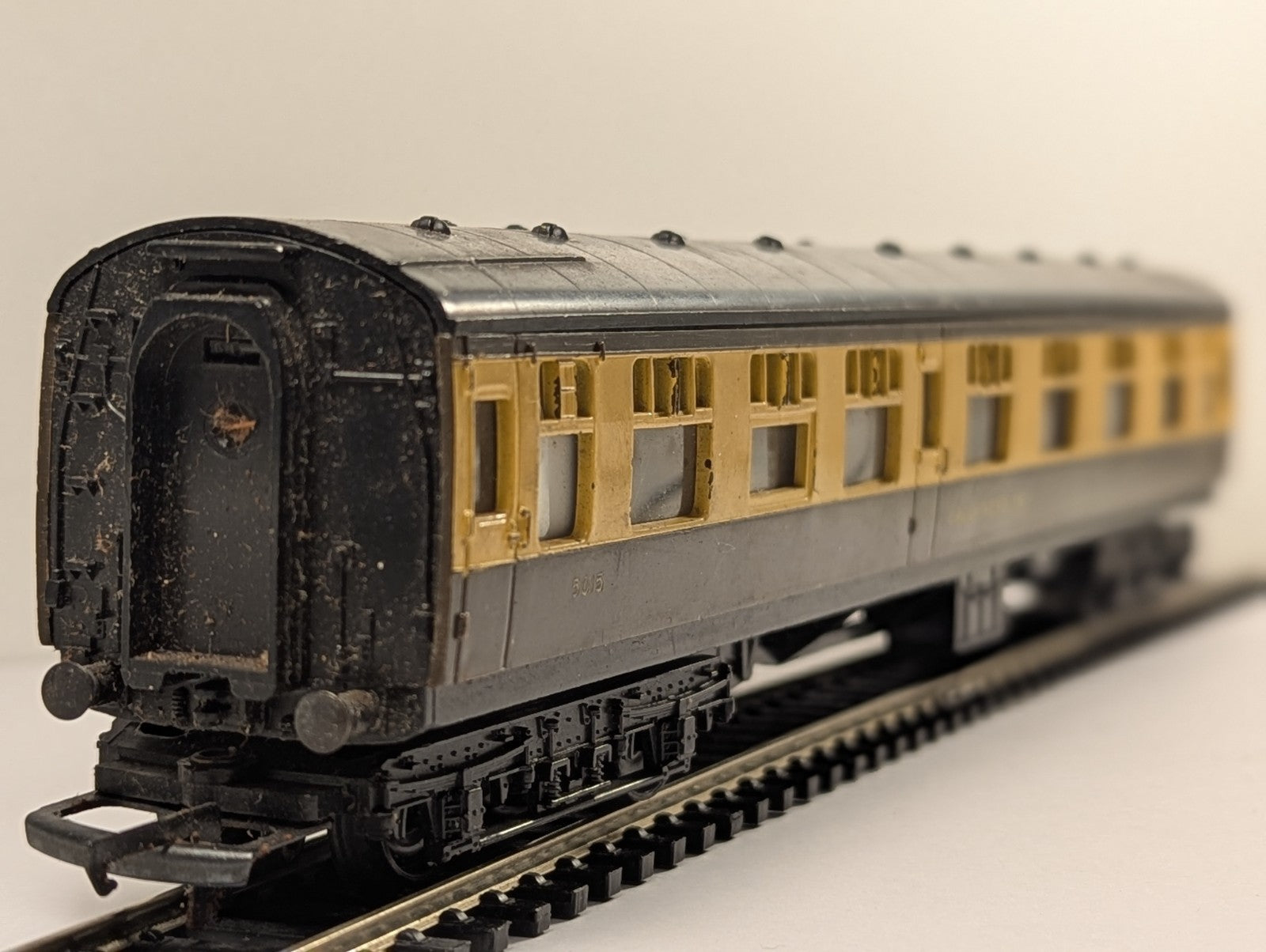 Tri-ang OO Gauge GWR Passenger Coach 5015 GWR Chocolate and Cream