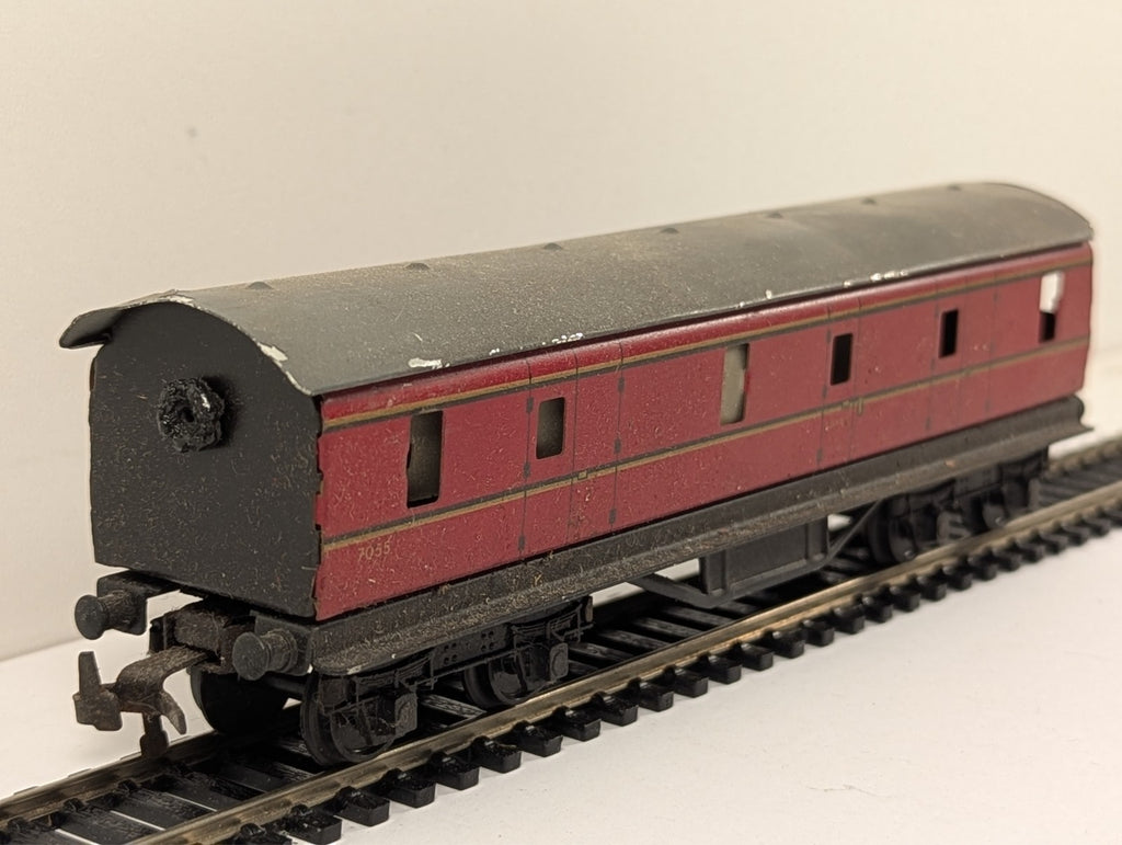 Trix Twin Railway BR Full Brake Coach Maroon - Walls Separating Chipped paint