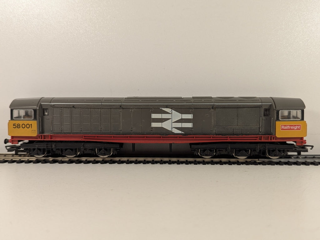 Hornby OO Gauge Class 58 Diesel Locomotive 58001 BR Railfreight Grey R250