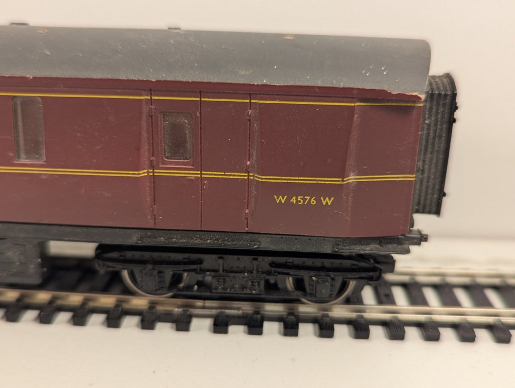 Airfix 54210 OO Gauge BR Maroon Centenary Brake Coach W4576W – Damaged