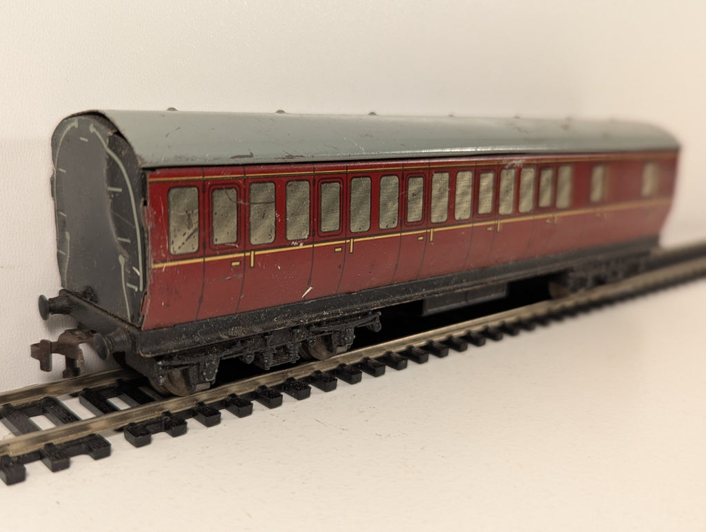 Hornby OO Gauge Maroon Suburban Brake Coach